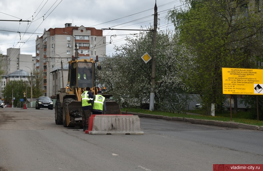 Во Владимире ремонтируют дороги и убирают нелегальные парковочные «карманы»