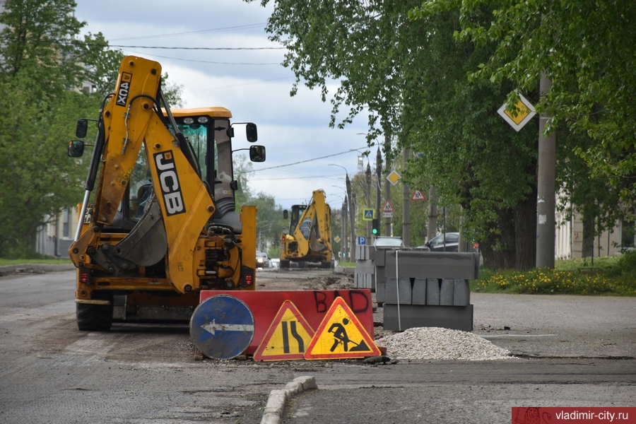 Во Владимире ремонтируют дороги и убирают нелегальные парковочные «карманы»