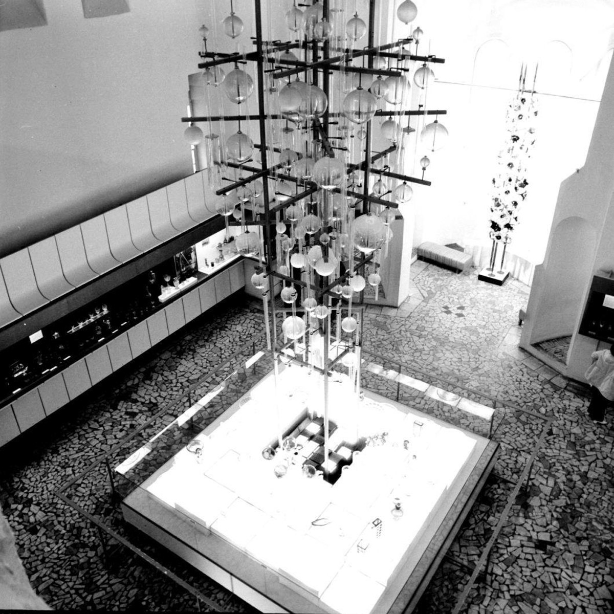 В 2019 году в Музее хрусталя и лаковой миниатюры начались ремонтно-реконструкционные работы. Сейчас идет монтаж экспозиции, но мы уже можем оценить результаты первого за 100 лет масштабного обновления