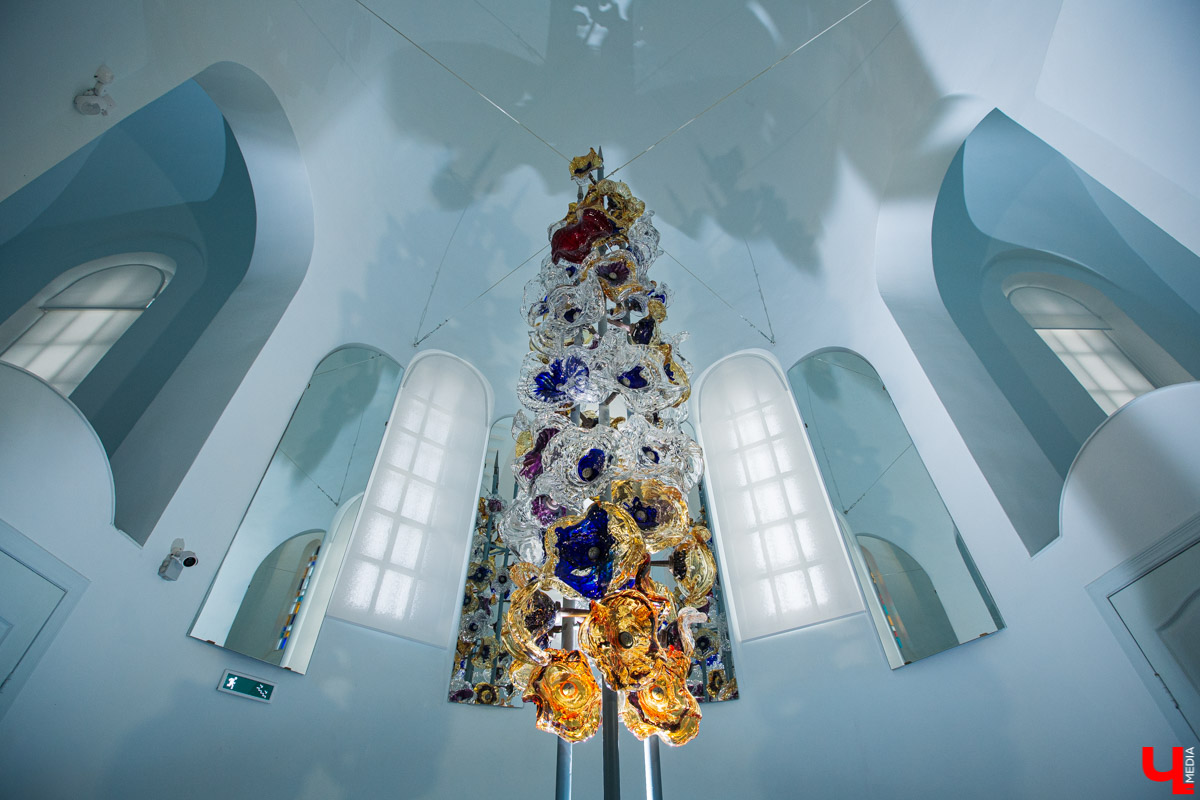 В 2019 году в Музее хрусталя и лаковой миниатюры начались ремонтно-реконструкционные работы. Сейчас идет монтаж экспозиции, но мы уже можем оценить результаты первого за 100 лет масштабного обновления