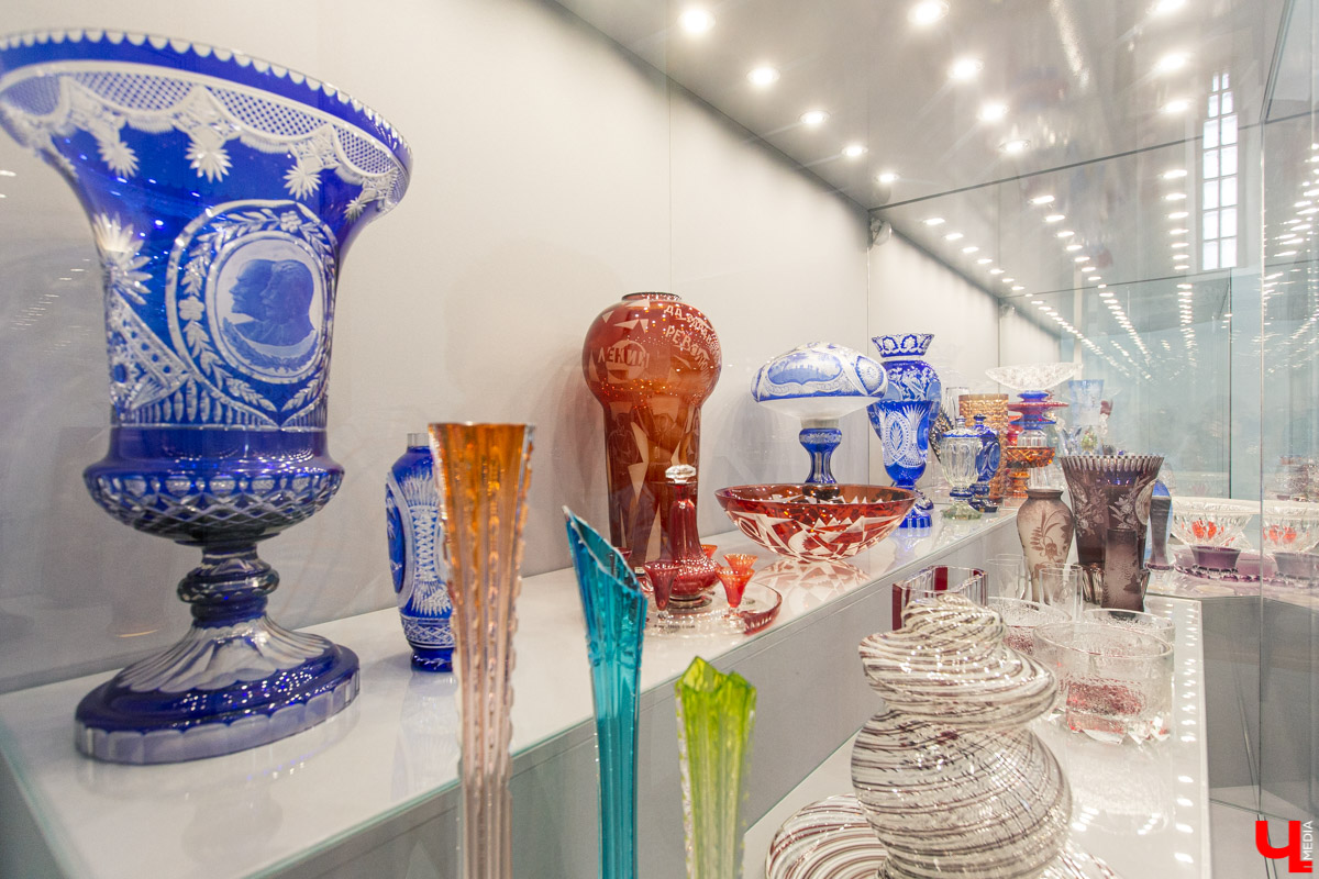 В 2019 году в Музее хрусталя и лаковой миниатюры начались ремонтно-реконструкционные работы. Сейчас идет монтаж экспозиции, но мы уже можем оценить результаты первого за 100 лет масштабного обновления