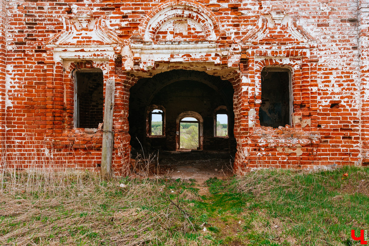 В селе Милиново с 1990-х никто не живет. Здесь сохранились развалины домов и руины старинного храма