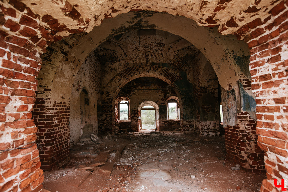 В селе Милиново с 1990-х никто не живет. Здесь сохранились развалины домов и руины старинного храма