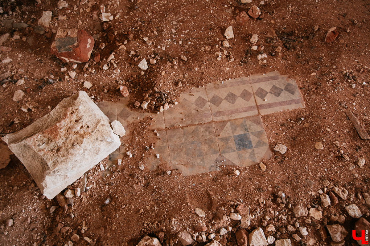 В селе Милиново с 1990-х никто не живет. Здесь сохранились развалины домов и руины старинного храма