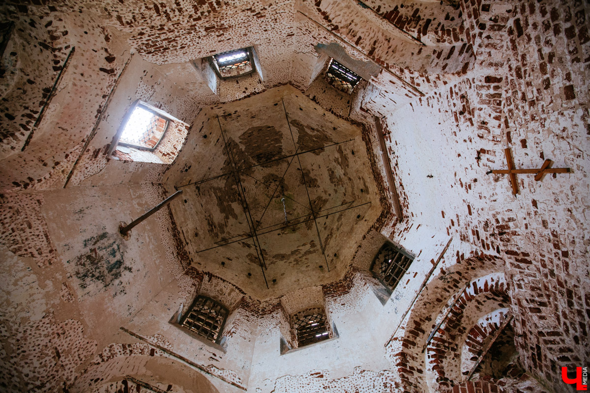 В селе Милиново с 1990-х никто не живет. Здесь сохранились развалины домов и руины старинного храма