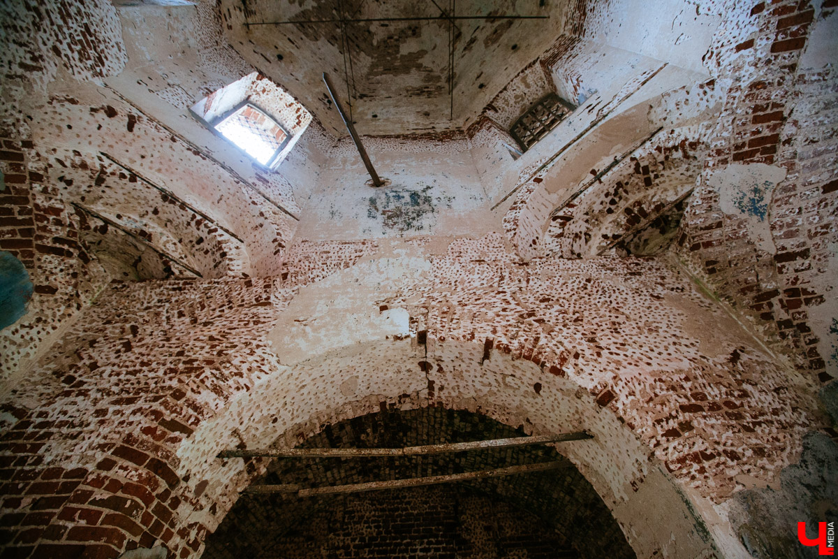 В селе Милиново с 1990-х никто не живет. Здесь сохранились развалины домов и руины старинного храма