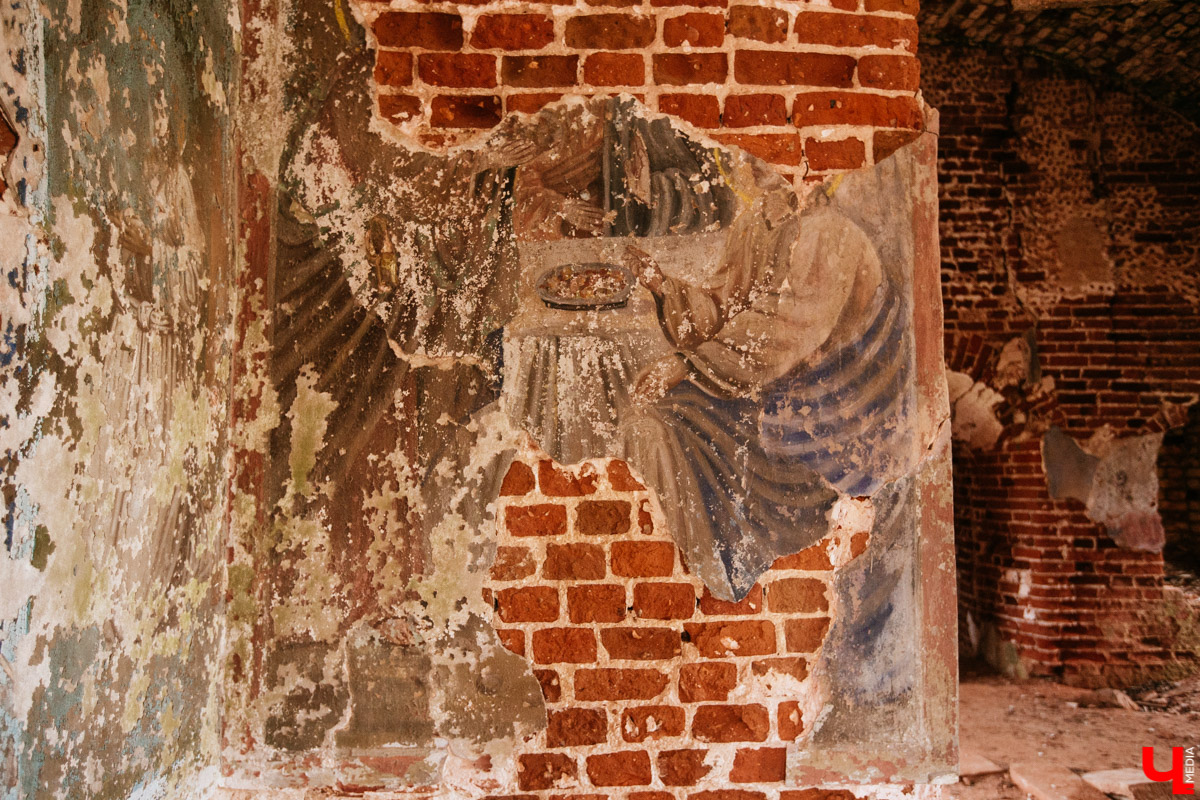 В селе Милиново с 1990-х никто не живет. Здесь сохранились развалины домов и руины старинного храма