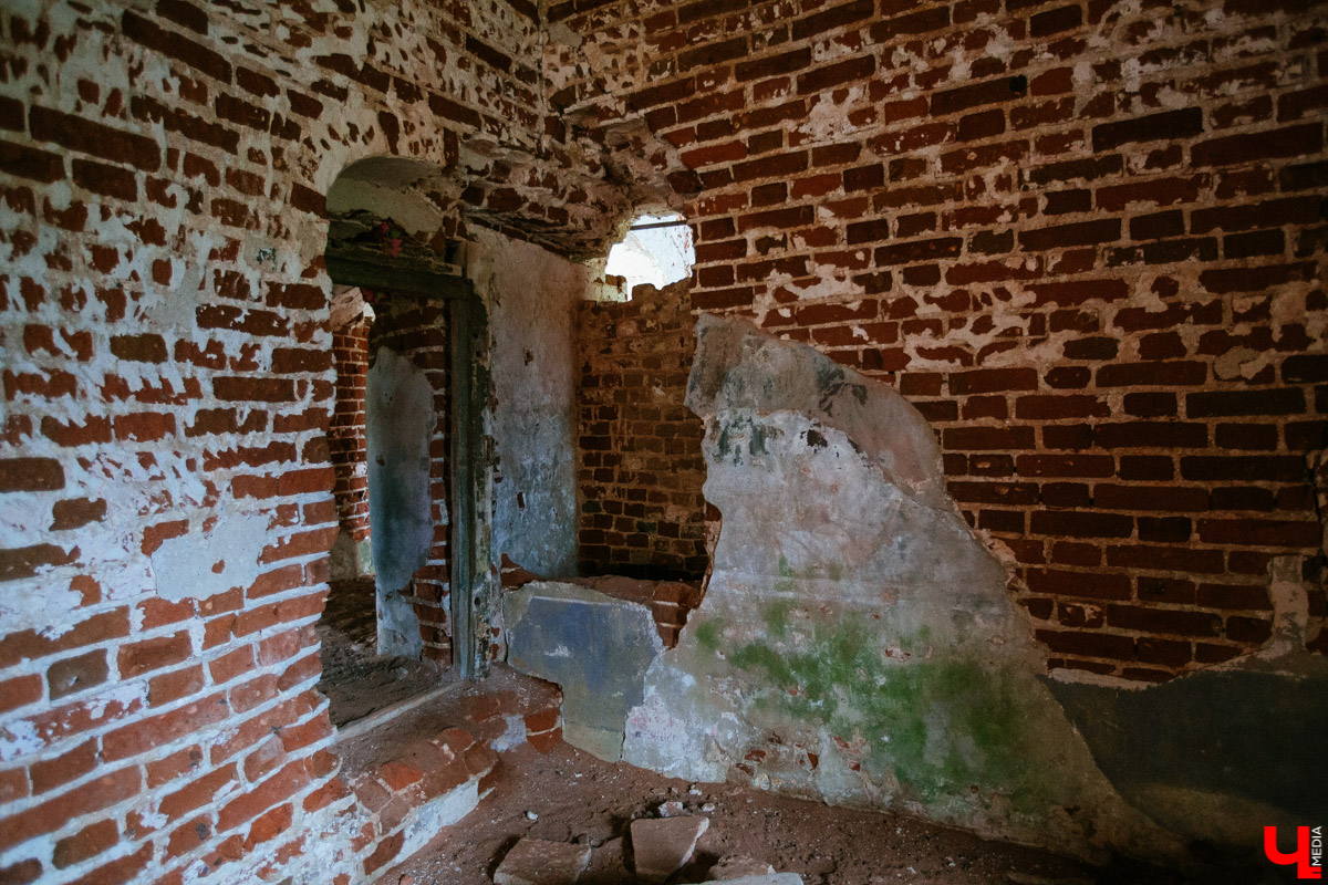 В селе Милиново с 1990-х никто не живет. Здесь сохранились развалины домов и руины старинного храма