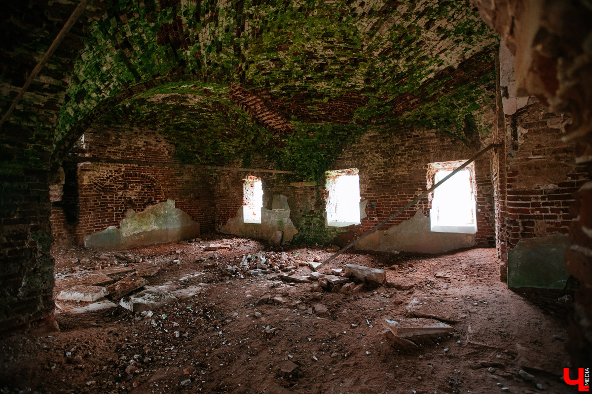 В селе Милиново с 1990-х никто не живет. Здесь сохранились развалины домов и руины старинного храма