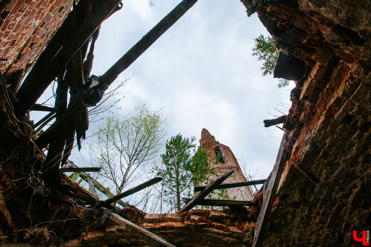 В селе Милиново с 1990-х никто не живет. Здесь сохранились развалины домов и руины старинного храма