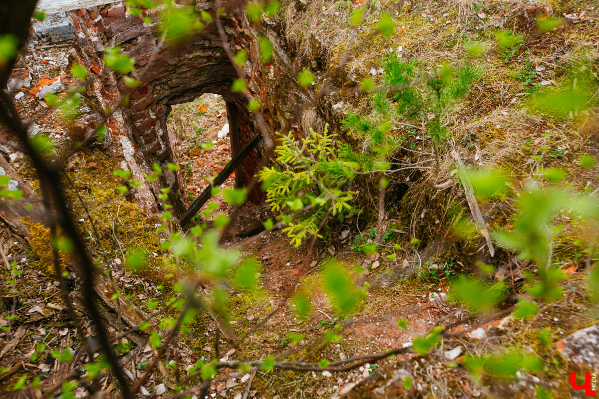 В селе Милиново с 1990-х никто не живет. Здесь сохранились развалины домов и руины старинного храма
