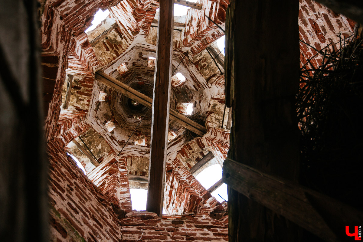 В селе Милиново с 1990-х никто не живет. Здесь сохранились развалины домов и руины старинного храма