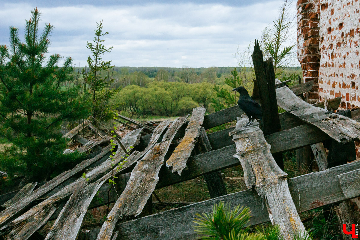 В селе Милиново с 1990-х никто не живет. Здесь сохранились развалины домов и руины старинного храма