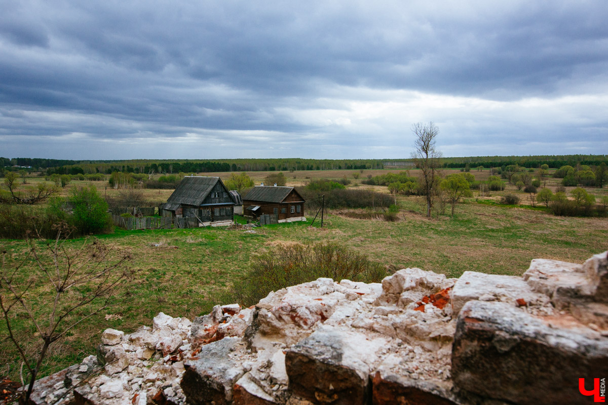 В селе Милиново с 1990-х никто не живет. Здесь сохранились развалины домов и руины старинного храма