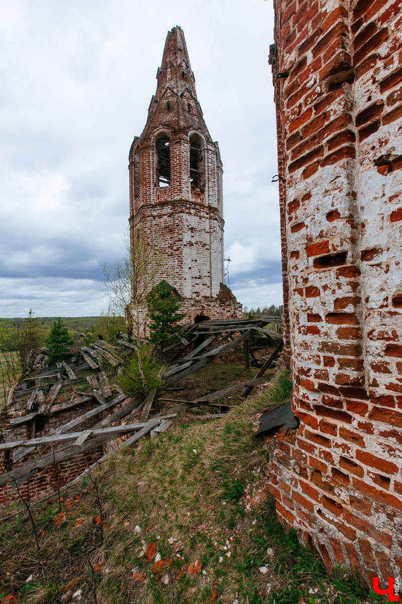 В селе Милиново с 1990-х никто не живет. Здесь сохранились развалины домов и руины старинного храма