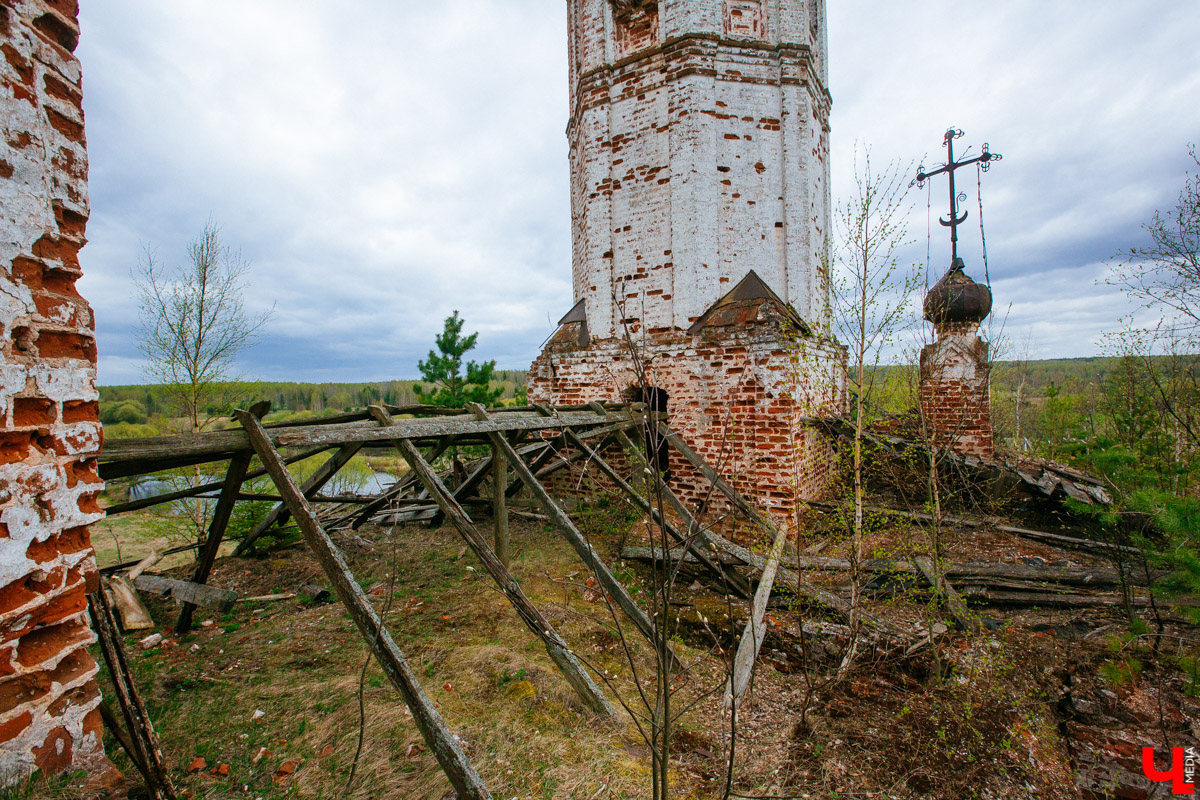 В селе Милиново с 1990-х никто не живет. Здесь сохранились развалины домов и руины старинного храма
