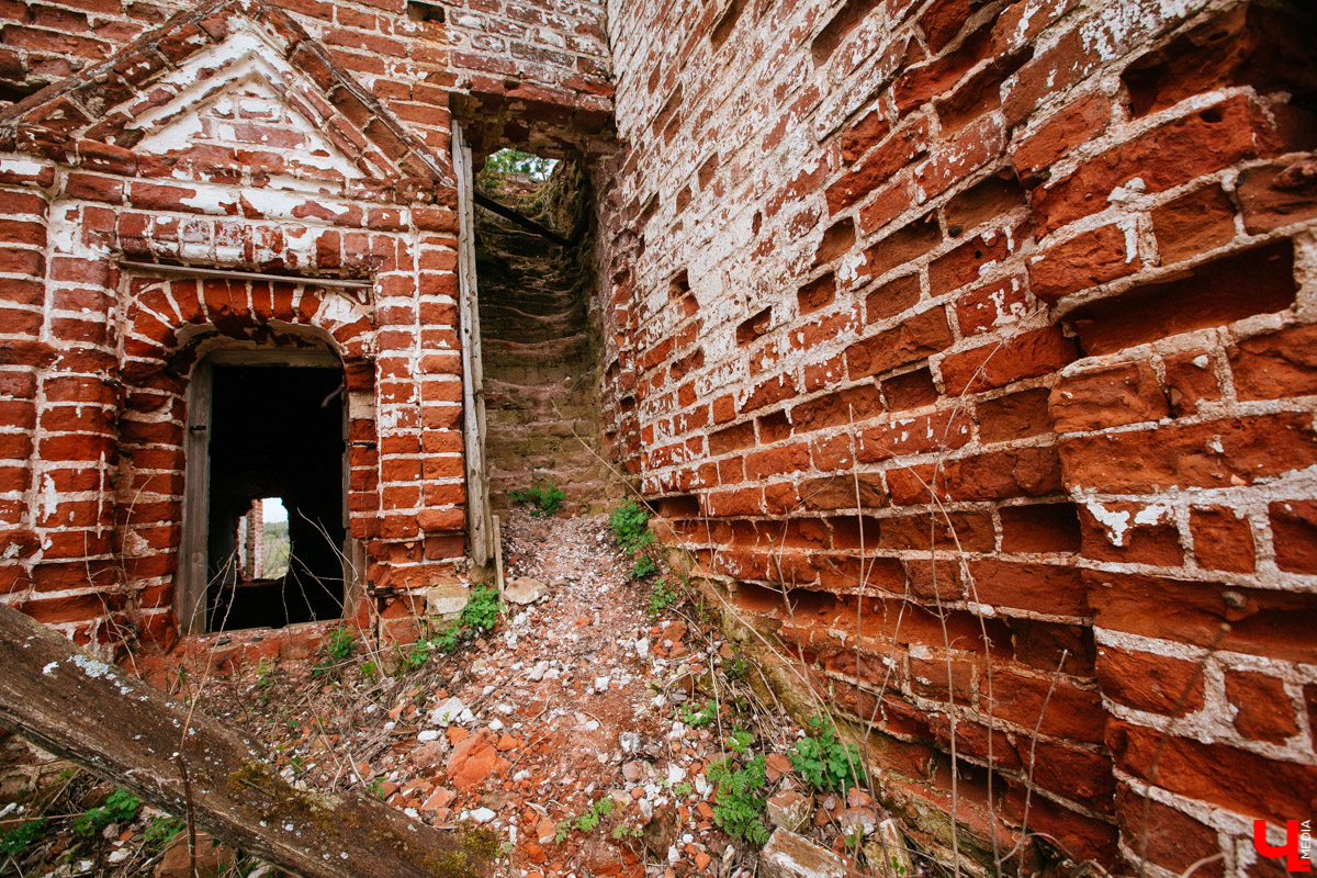 В селе Милиново с 1990-х никто не живет. Здесь сохранились развалины домов и руины старинного храма