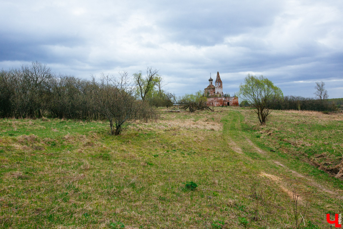 В селе Милиново с 1990-х никто не живет. Здесь сохранились развалины домов и руины старинного храма