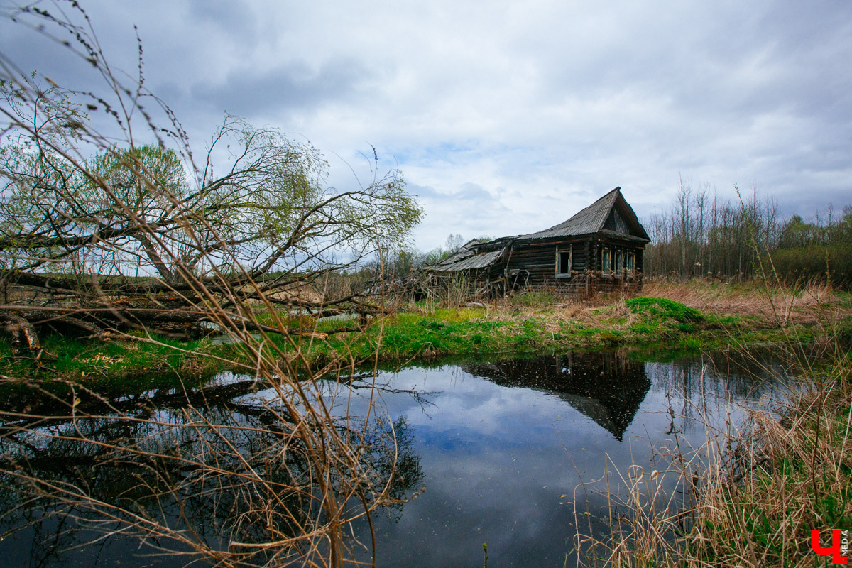 В селе Милиново с 1990-х никто не живет. Здесь сохранились развалины домов и руины старинного храма