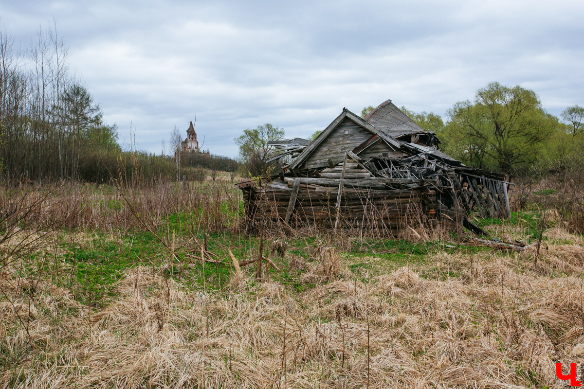 В селе Милиново с 1990-х никто не живет. Здесь сохранились развалины домов и руины старинного храма