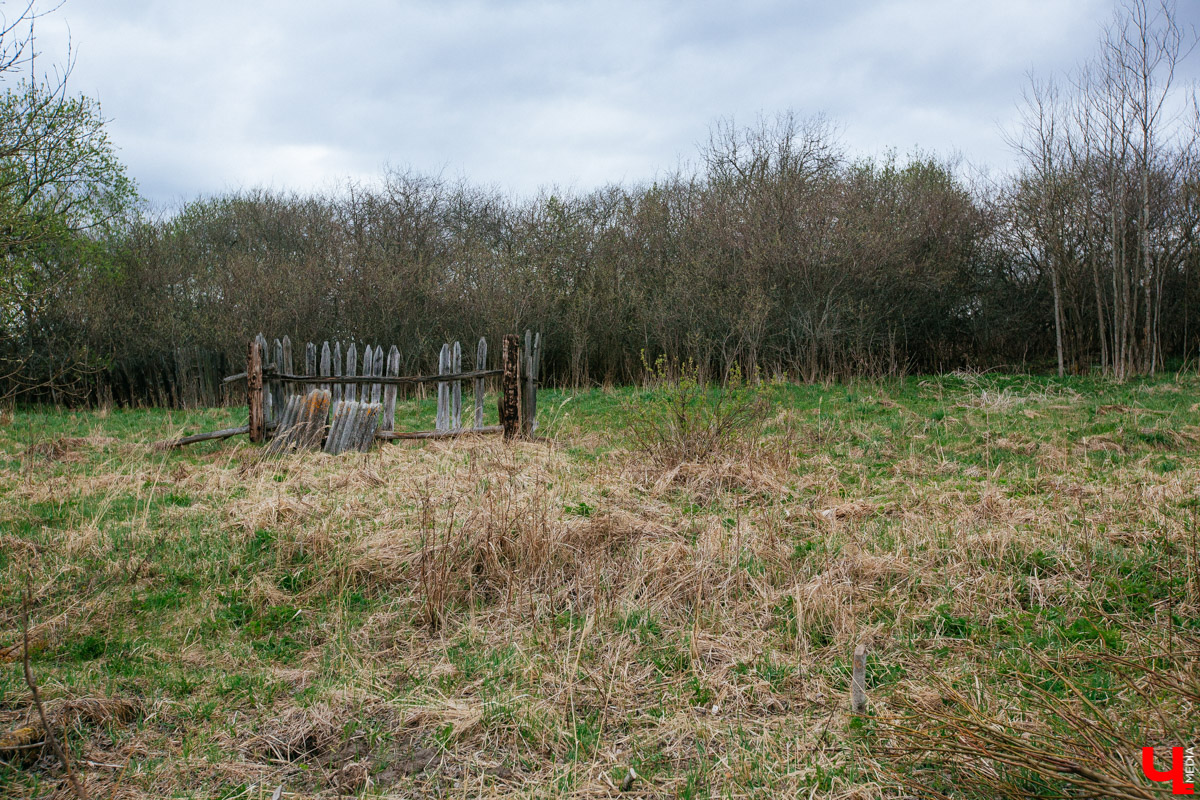 В селе Милиново с 1990-х никто не живет. Здесь сохранились развалины домов и руины старинного храма