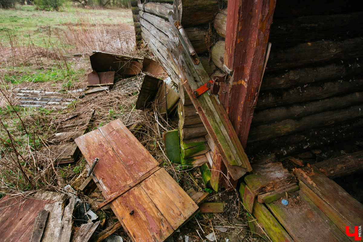 В селе Милиново с 1990-х никто не живет. Здесь сохранились развалины домов и руины старинного храма