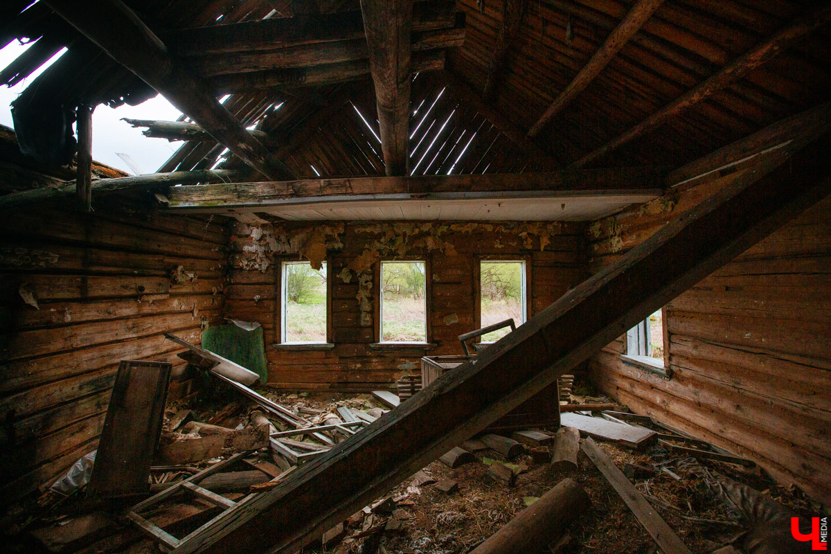 В селе Милиново с 1990-х никто не живет. Здесь сохранились развалины домов и руины старинного храма