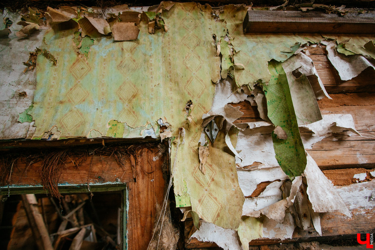 В селе Милиново с 1990-х никто не живет. Здесь сохранились развалины домов и руины старинного храма