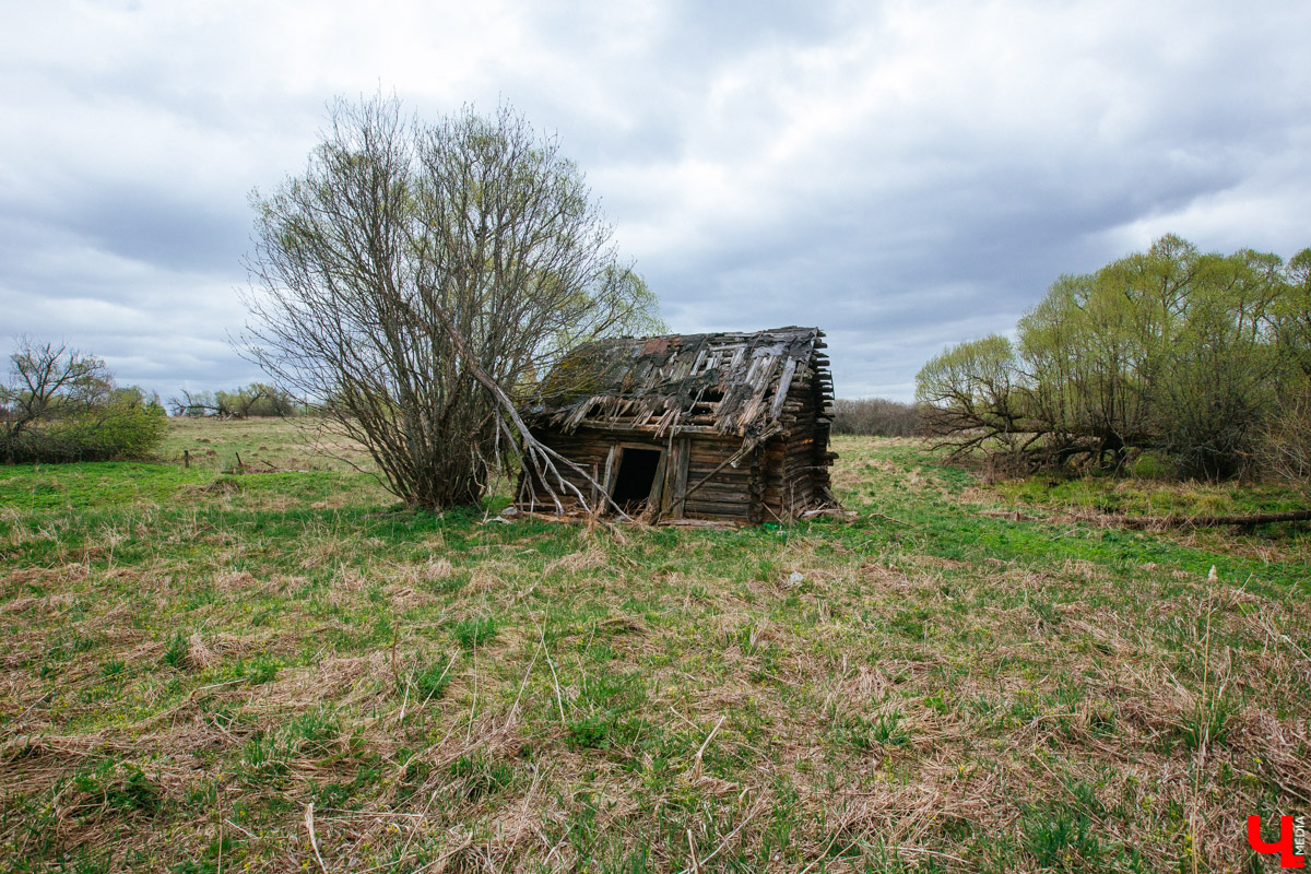 В селе Милиново с 1990-х никто не живет. Здесь сохранились развалины домов и руины старинного храма