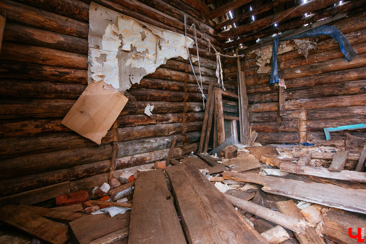 В селе Милиново с 1990-х никто не живет. Здесь сохранились развалины домов и руины старинного храма