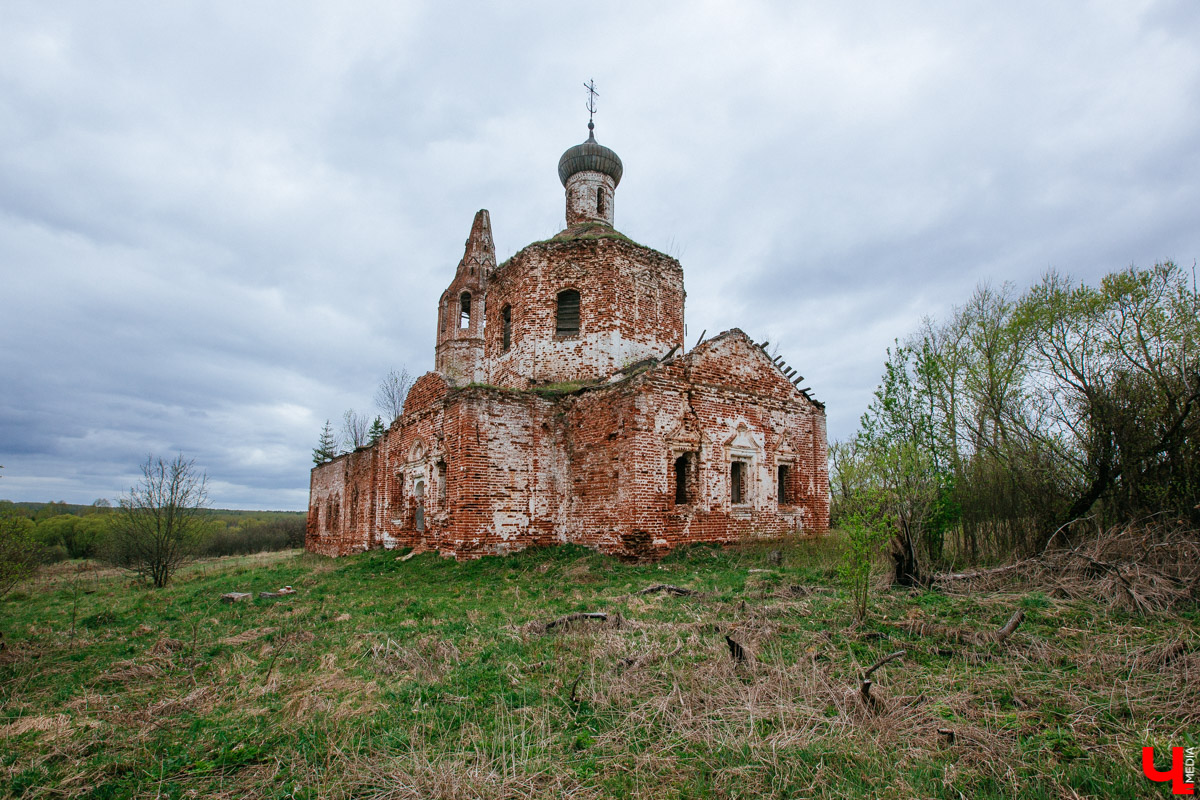 В селе Милиново с 1990-х никто не живет. Здесь сохранились развалины домов и руины старинного храма