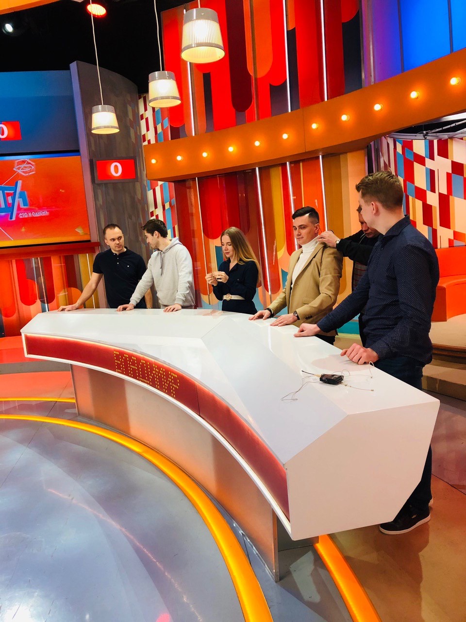 В минувшее воскресенье в командной телеигре «100 к одному» засветились пять улыбающихся лиц из Владимира. Многих из них вы наверняка знаете. Эти ребята любят веселые танцы и бит