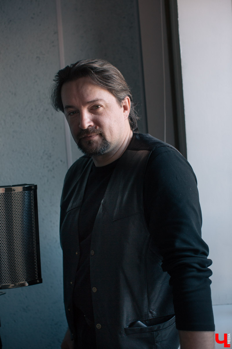 Владимирец Дмитрий Черевко играет на «сестре лютни», популярной в Испании 16 века виуэле. Всего четыре музыканта нашей страны умеют это делать, а наш еще и книгу об инструменте написал