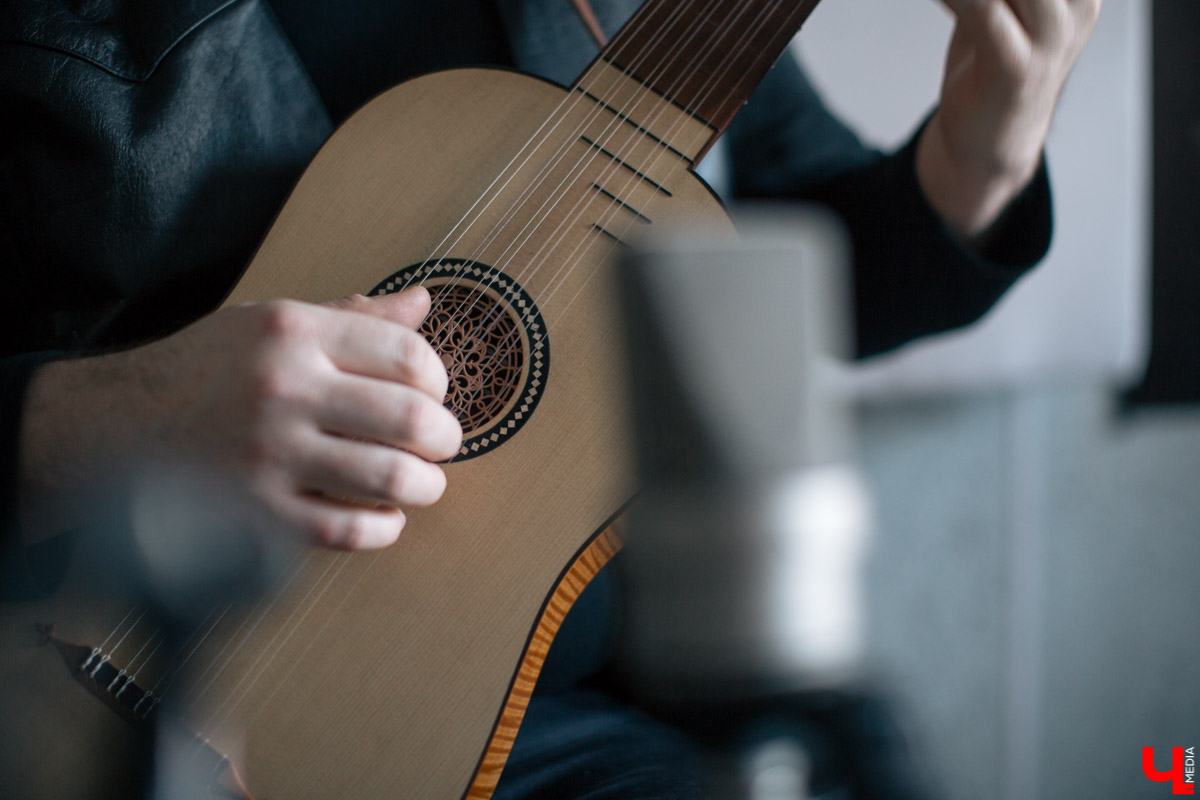 Владимирец Дмитрий Черевко играет на «сестре лютни», популярной в Испании 16 века виуэле. Всего четыре музыканта нашей страны умеют это делать, а наш еще и книгу об инструменте написал