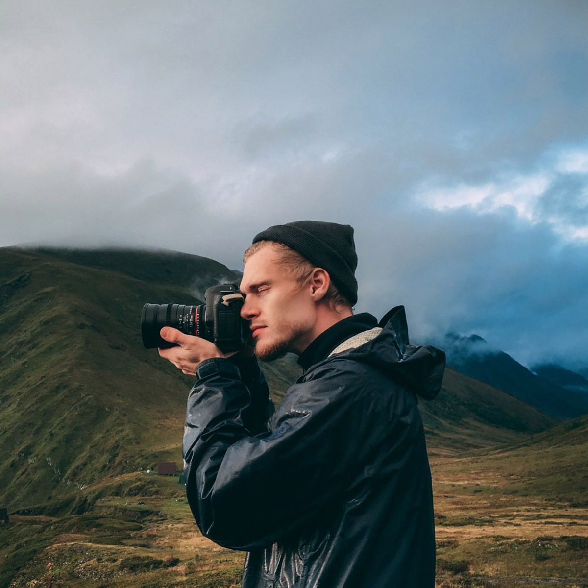 Владимирские фотографы и модели не боятся кризиса. В крайнем случае, они готовы сменить фэшн на огород и спицы - домашние хобби, которым предаются во время самоизоляции
