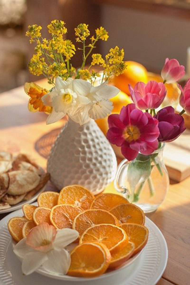 Владимирские фотографы и модели не боятся кризиса. В крайнем случае, они готовы сменить фэшн на огород и спицы - домашние хобби, которым предаются во время самоизоляции