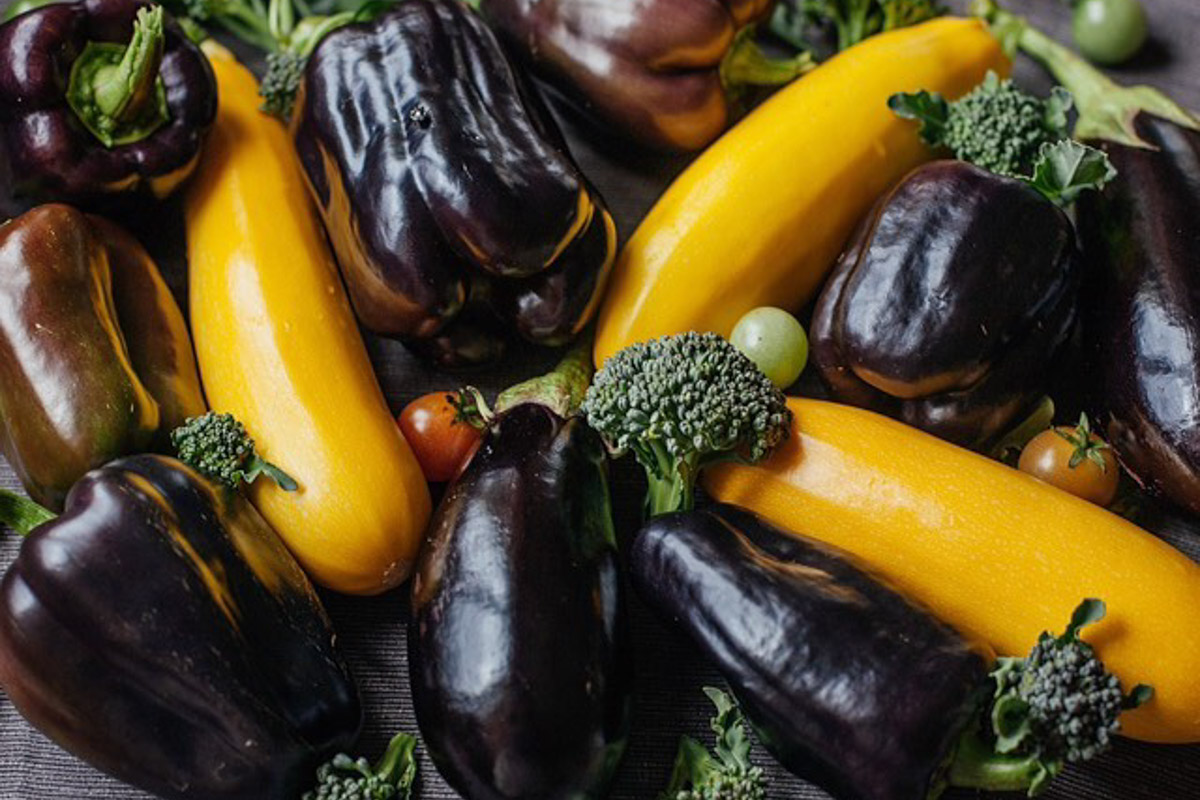 Владимирские фотографы и модели не боятся кризиса. В крайнем случае, они готовы сменить фэшн на огород и спицы - домашние хобби, которым предаются во время самоизоляции