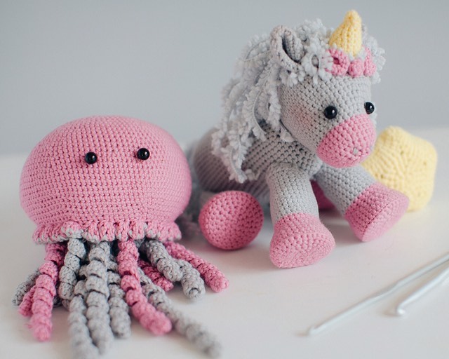 Владимирские фотографы и модели не боятся кризиса. В крайнем случае, они готовы сменить фэшн на огород и спицы - домашние хобби, которым предаются во время самоизоляции