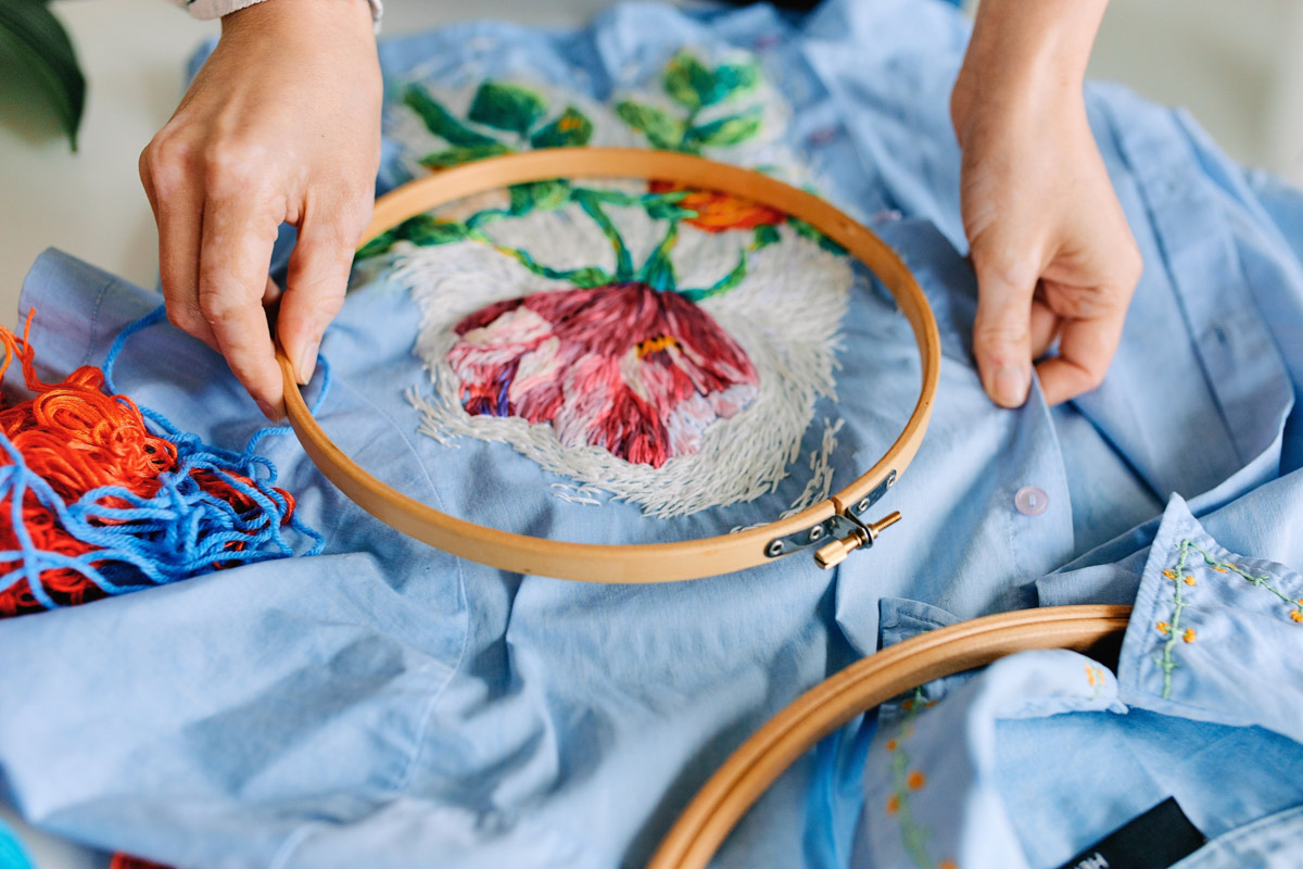 Владимирские фотографы и модели не боятся кризиса. В крайнем случае, они готовы сменить фэшн на огород и спицы - домашние хобби, которым предаются во время самоизоляции