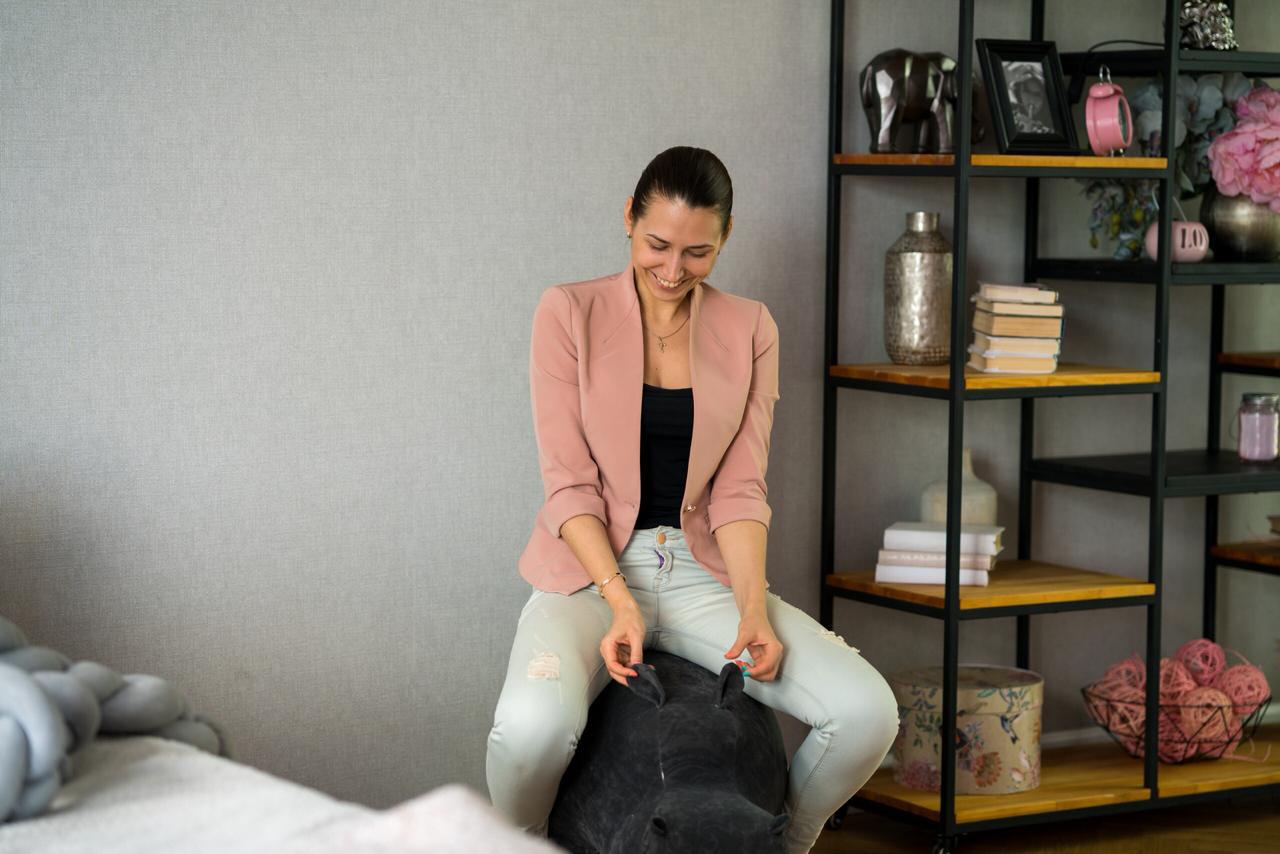 Организатор мероприятий Виктория Зайцева знает толк в минималистичных аутфитах и разбирается в вопросах праздничного дресс-кода