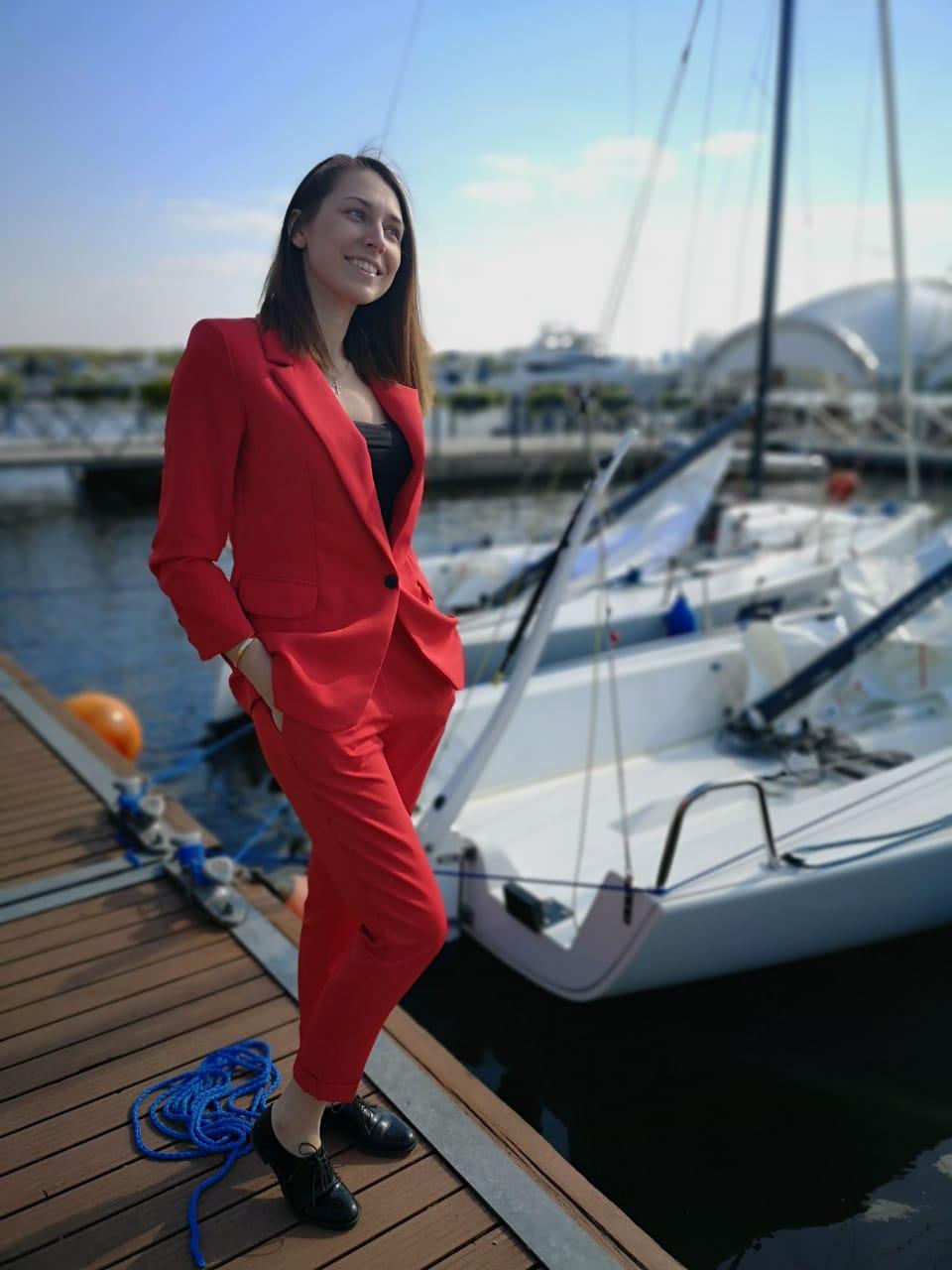 Организатор мероприятий Виктория Зайцева знает толк в минималистичных аутфитах и разбирается в вопросах праздничного дресс-кода