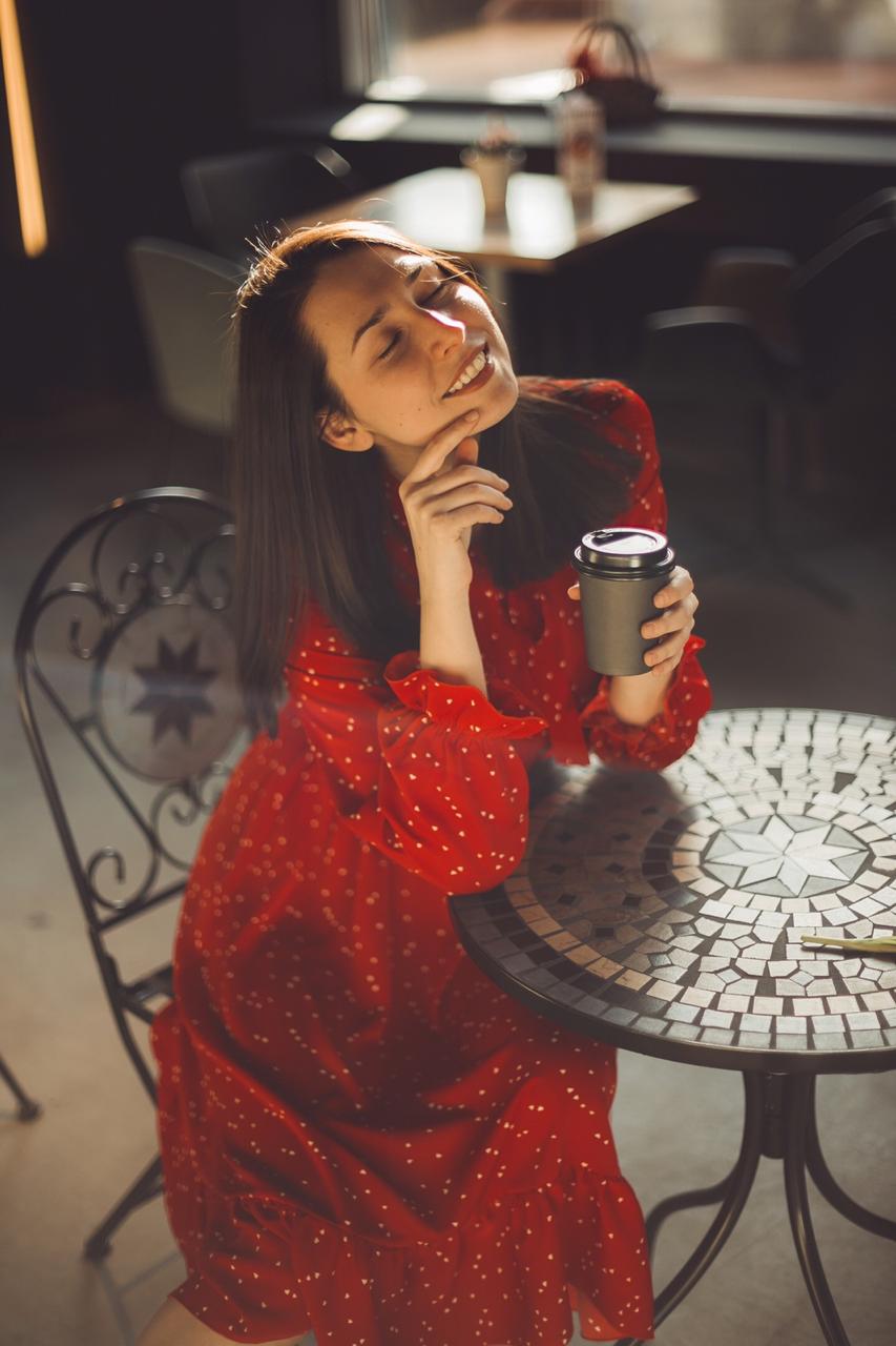 Организатор мероприятий Виктория Зайцева знает толк в минималистичных аутфитах и разбирается в вопросах праздничного дресс-кода