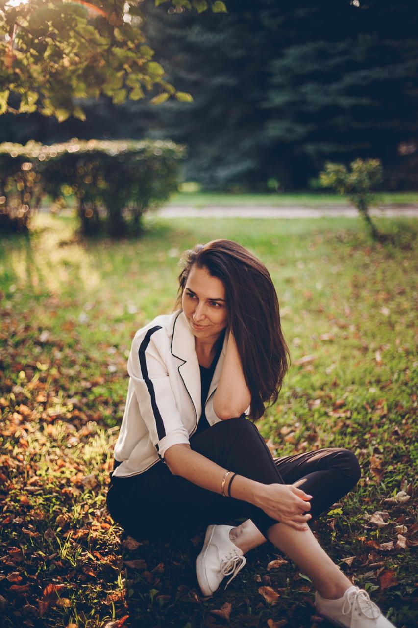 Организатор мероприятий Виктория Зайцева знает толк в минималистичных аутфитах и разбирается в вопросах праздничного дресс-кода