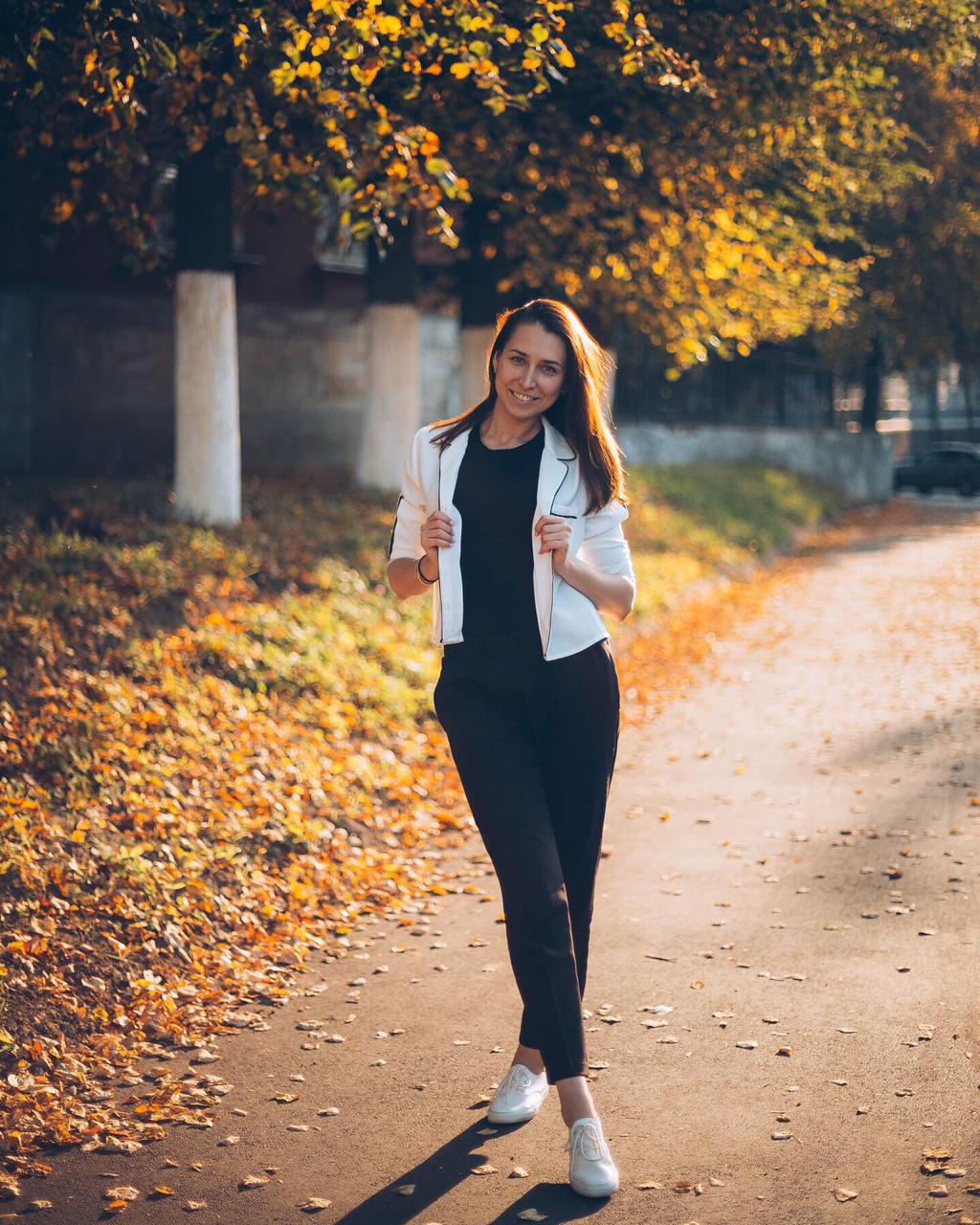 Организатор мероприятий Виктория Зайцева знает толк в минималистичных аутфитах и разбирается в вопросах праздничного дресс-кода