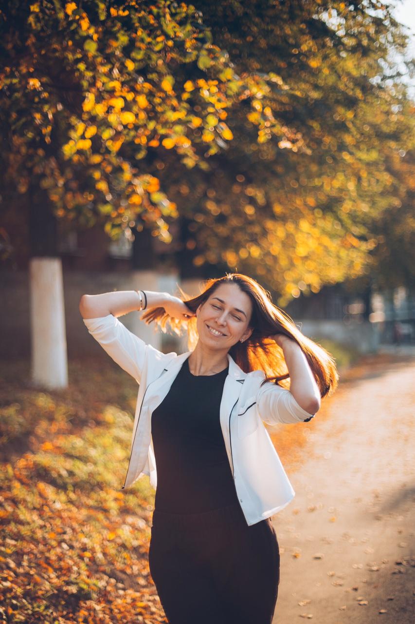 Организатор мероприятий Виктория Зайцева знает толк в минималистичных аутфитах и разбирается в вопросах праздничного дресс-кода