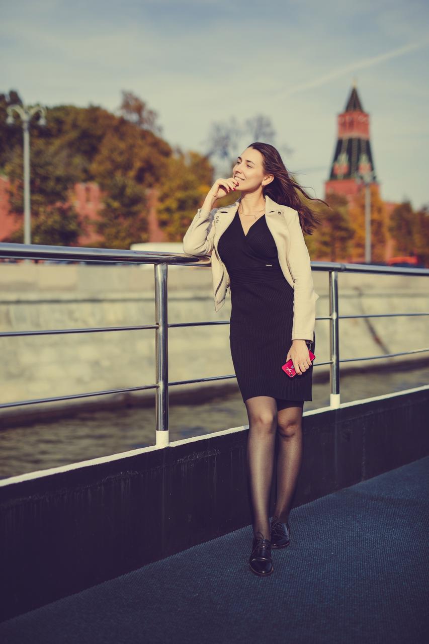 Организатор мероприятий Виктория Зайцева знает толк в минималистичных аутфитах и разбирается в вопросах праздничного дресс-кода