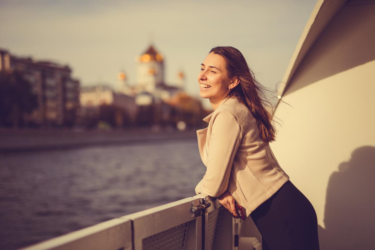 Организатор мероприятий Виктория Зайцева знает толк в минималистичных аутфитах и разбирается в вопросах праздничного дресс-кода