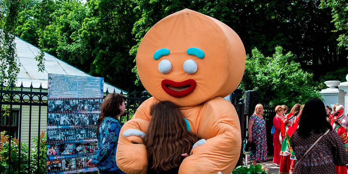 «Дом-музей Пряника» за последние два месяца пережил многое, но держится, несмотря ни на что. Мы пообщались с директором сладкого царства и узнали, есть ли жизнь после переезда и чем наш пряничный замок отличается от новоприбывшего нижегородского