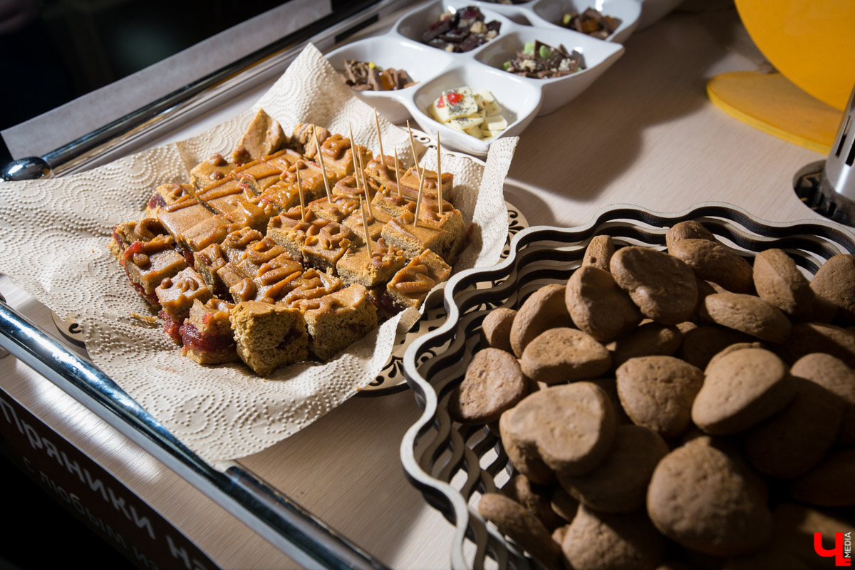 «Дом-музей Пряника» за последние два месяца пережил многое, но держится, несмотря ни на что. Мы пообщались с директором сладкого царства и узнали, есть ли жизнь после переезда и чем наш пряничный замок отличается от новоприбывшего нижегородского