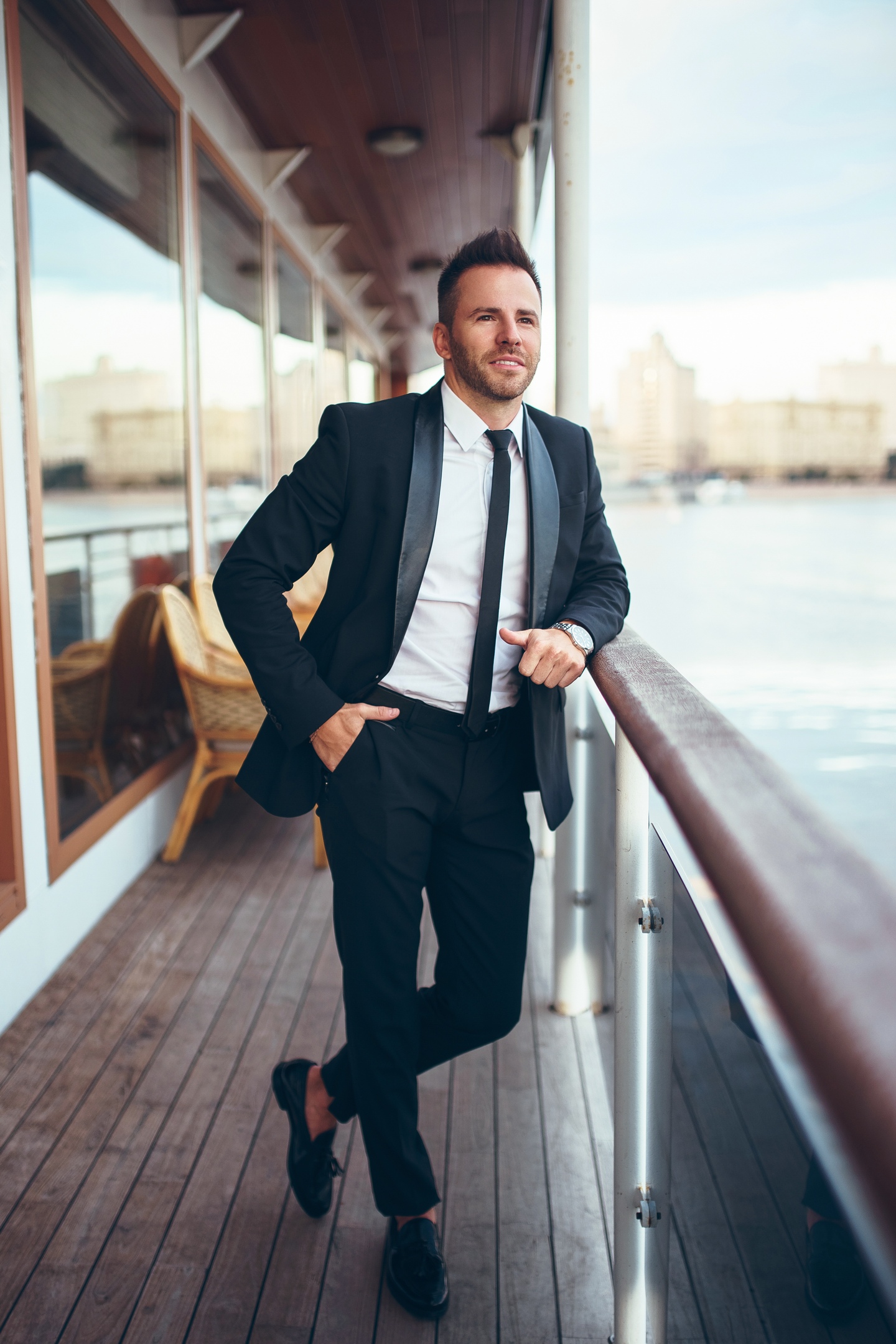 Три представителя разных профессий рассказали о том, как потеряли работу в связи с карантином. Сейчас они сохраняют спокойствие и стараются найти новые способы заработать